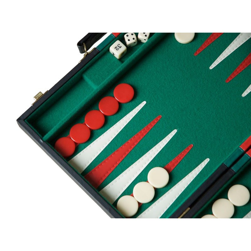 Jouer à des jeux de société classiques, backgammon isolé, échecs et dames, domino et fléchettes