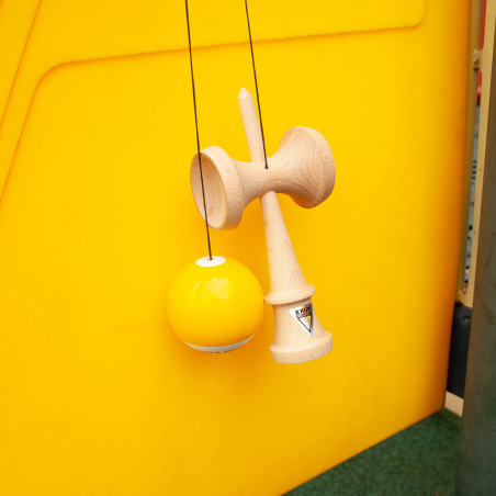 Kendama Krom Pop Lol Yellow